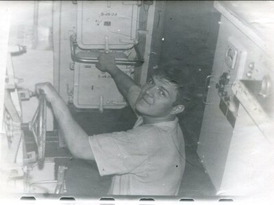 Андрей в отсеке подводной лодки