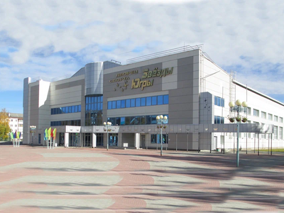 Дворец спорта «Звёзды Югры», открыт в 2003 году. Залы дворца спорта предназначены для занятий игровыми видами спорта. Складывающиеся трибуны «южного зала» позволяют трансформировать баскетбольную и волейбольную площадку в теннисный корт. Имеются также фитнес-зал, тренажёрный зал, зал для занятия дзюдо, две сауны